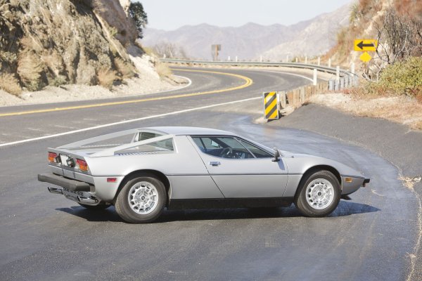 Maserati Merak SS, проектиран от Italdesign и произвеждан в началото на 70-те и 80-те години, получи приблизително същия преден и заден дизайн като Ferrari 308, но изглеждаше още по-тъжно и нелепо. Със сигурност маестро Джуджаро не си е представял и в кошмарите, че неговата рожба ще получи такъв "тунинг".
