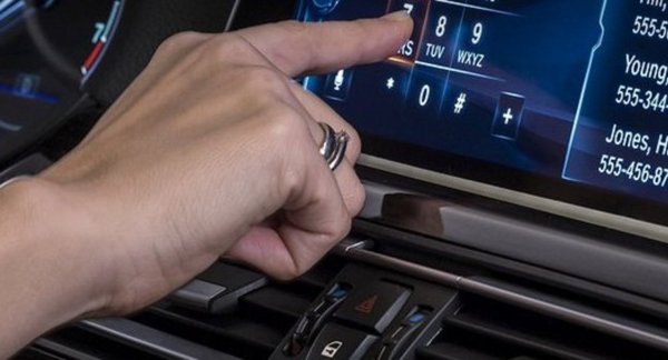 Сред оплакванията са и сложните менюта. Клавишите на панела пред водача стават все по-малко на брой, тъй като инженерите изкарват повечето функции на сензорния дисплей. Това затруднява шофьорите, тъй като достигането им до някоя система на автомобила може да бъде много сложно и отвлича вниманието им от пътя.