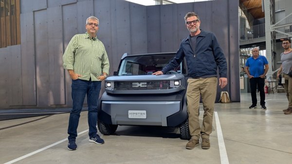 "Като всички дизайнери и ние мечтаем да видим творението си по улиците. Но в този случай имаме много добри шансове. Но решението на уравнението зависи от регулациите, от това дали ще се вместим в L7, което регулира високите четириколки, или в M1, за леките коли. Едното има твърде нисък таван за теглото. Другото изисква много задължителни електронни асистенти, които са много скъпи. Вероятно сте чули преди няколко седмици да се говори за нова регулация за най-малките коли в Европа. Много сме любопитни какво ще включва тя, защото това би ни позволило да произведем тази кола на добра цена. Ние можем да я произведем всякак, разбира се, но ако цената й е като тази на стартовото ниво в сегашния А сегмент, това отнема целия смисъл". 
НА СНИМКАТА: Главният дизайнер на Dacia Давид Дюран (вдясно) с главния редактор на Automedia Константин Томов
