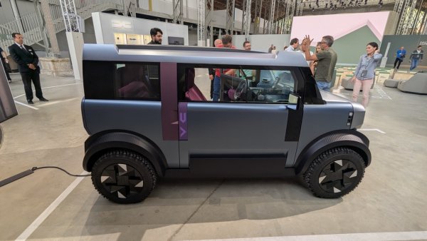 Точните технически данни на Hipster ще станат ясни по-късно. Но понаучихме основното: тази кола, дълга 3 метра и широка 1.53 м, ще тежи около 800 килограма. Или с 20% под Dacia Spring, най-лекия и евтин електромобил в Европа в момента. Това ще й позволи да предлага разумен пробег с относително малка и евтина батерия. В същото време, за разлика от четириколки като Citroen Ami, това ще е пълноценен автомобил, способен да се движи по всякакви пътища и да развива около 100 километра в час - колкото развиваха класическите малки коли като Fiat 500 или Morris Mini навремето. 
