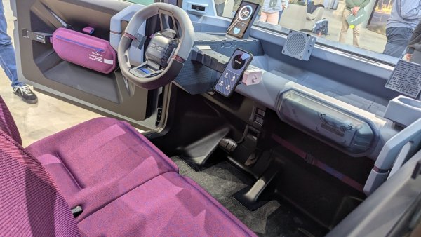 В последните десетилетия го позабравихме, но едно време Европа се придвижваше основно с малки градски автомобили. Проучване на Dacia показва, че и днес средната дължина на дневно пътуване е под 40 километра, средната скорост - 56 километра в час, и колата вози средно човек и половина. Hipster спокойно покрива всички тези показатели. 
