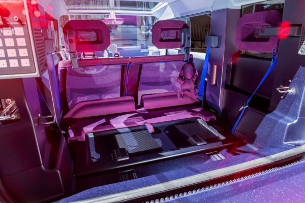 Вътре има пълноценни четири места благодарение на кубичната форма и на седалките, които са от мрежеста материя като модерните офис столове - решение, което пести много място и тегло. Багажникът побира 70 литра, колкото за два малки куфара, но със сгънати задни облегалки става 500 литра, и вече вмества цяла пералня. 
Интериорът в много отношения напомня на първия Fiat Panda, с който Джорджето Джуджаро направи истинска революция преди повече от 40 години: изключително опростен, изключително практичен, но и в същото време футуристичен.
