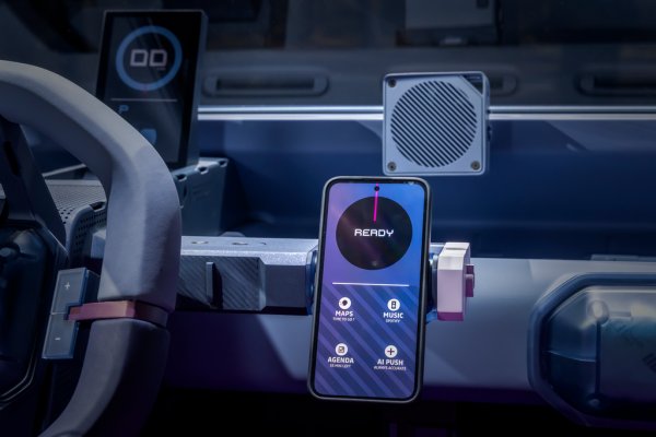 Изчистеният дизайн оставя достатъчно място за вещи и разчита на познатия принцип на Dacia: BYOD, или Bring Your Own Device - донесете си ваше собствено устройство. С едно специално приложение смартфонът ви на практика се превръща в мултимедия, управлявана от волана. Предното стъкло преминава в стъклен покрив, което подобрява много видимостта в града. Всичко изглежда добре обмислено, но големият въпрос е дали ще стигне до серийно производство. Зададохме го на главния дизайнер на Dacia Давид Дюран. 
