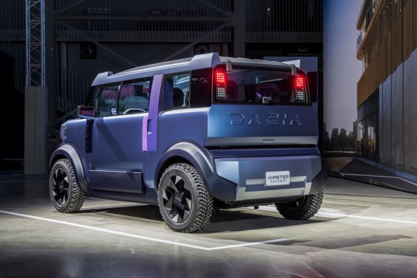 "Да. Основната задача тук бе да направим четириместен автомобил, колкото е възможно по-компактен - колата е само 3 метра дълга. И след това да оптимизираме интериора, така че Hipster да е толкова голям вътре, колкото е малък отвън. Това ни доведе до тази кубична форма, която е много практична. И освен това отмята и другата ни задача: да направим кола, която изглежда корава, надеждна и в която да се чувствате сигурни". 
Вярно е, че оригиналният Land Rover от 50-те имаше подобна форма. Освен това той бе много базова кола - само с най-необходимото. Така че Land Rover бе добро вдъхновение. Но не само - можем да споменем също оригиналния Fiat Panda, оригиналното Mini...".