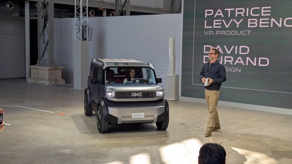 "И висока позиция, да. Целта беше също да се чувствате удобно в трафика, да се чувствате сигурни, заобиколени от всички останали автомобили, които вече са доста високи. Не да надвисват всички над вас. С тази кола можете да се слеете спокойно с трафика, като всички останали". 
