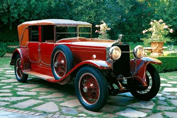 След Първата световна война Hispano-Suiza използва натрупания опит в авиационните двигатели, за да създаде нов луксозен автомобил. Представеният на изложението в Париж през 1919 г. H6 получава редови шестцилиндров двигател от леки сплави, базиран на авиационните разработки на Марк Биркигт.

Истинската революция обаче идва от спирачната система. H6 използва механичен сервоусилвател, който увеличава спирачната сила чрез трансмисията. Решението се оказва толкова успешно, че Rolls-Royce закупува лиценз за използването му. Това е показателен факт &ndash; марка, която и днес е символ на автомобилния лукс, внедрява испанска технология в собствените си автомобили.

Всеки екземпляр на H6 е почти уникален, тъй като каросериите се изработват от най-престижните европейски ателиета. Сред собствениците има монарси, индустриалци, актьори и представители на европейската аристокрация. По онова време Hispano-Suiza не е по-достъпната алтернатива на Rolls-Royce &ndash; в определени среди дори се смята за по-престижна и по-иновативна марка. Производството на H6 продължава до началото на 30-те години.
