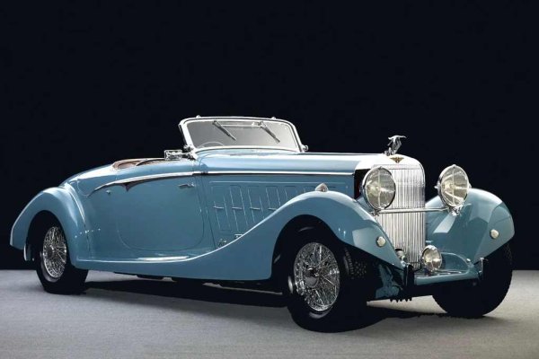 В началото на 30-те години Hispano-Suiza си поставя амбициозната задача да създаде автомобил, който да превъзхожда почти всичко, предлагано от конкурентите. Резултатът е J12 &ndash; внушителен луксозен модел с V12 двигател с работен обем над 9 литра.

Вместо да търсят максимална мощност, инженерите залагат на огромен въртящ момент, безупречна плавност и способност двигателят да движи тежките ръчно изработени каросерии без усилие. Макар някои версии да тежат над 2 тона, автомобилът достига около 150 км/ч &ndash; впечатляващо постижение за началото на 30-те години.

Всеки клиент получава шаси с двигател, а след това избира европейско каросерийно ателие, което да изработи автомобила според личните му предпочитания. J12 се превръща във върха на развитието на Hispano-Suiza преди икономическата криза, политическите сътресения и Гражданската война в Испания практически да сложат край на автомобилното производство на марката.
