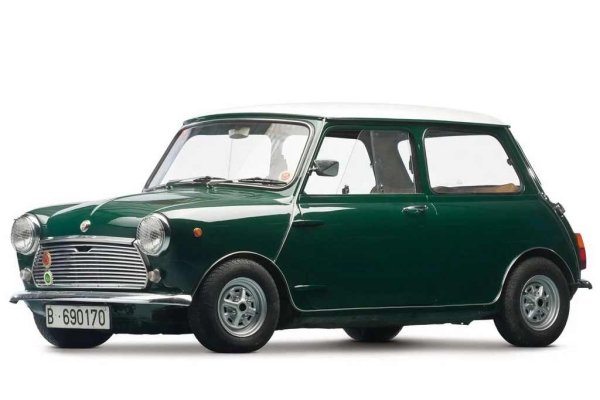 Култовият Mini не се произвежда само във Великобритания. Испанската компания Authi сглобява модела в завода си край Памплона, а една от най-интересните версии е Mini 1275 C.

Автомобилът получава 1275-кубиков двигател, кожен салон, дървен арматурен панел и значително по-богато оборудване от повечето британски Mini. На практика това е един от първите опити малкият градски автомобил да бъде превърнат в премиум модел.

Днес испанските Authi Mini са високо ценени сред колекционерите, тъй като съчетават класическия дизайн на Алек Исигонис със собствени испански особености.
