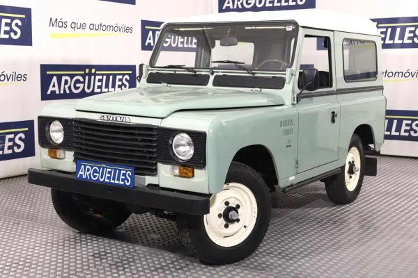 След като сътрудничеството с Land Rover постепенно приключва, Santana вече разполага с достатъчно опит, за да разработва собствени модели. Един от най-известните е Santana 2500.

Макар конструктивно да остава близък до класическите Land Rover Series, моделът получава обновен дизайн, различни двигатели и голям брой компоненти, разработени в Испания. Предлага се както с къса, така и с дълга база, със затворена каросерия или като пикап.

Santana 2500 никога не се отличава с комфорта на модерните SUV модели, но компенсира с изключително здрава рама, проста механика и впечатляващи възможности извън асфалта. През 80-те и 90-те години той е обичайна гледка в планинските и селските райони на Испания и окончателно утвърждава Santana като самостоятелен производител на всъдеходи.
