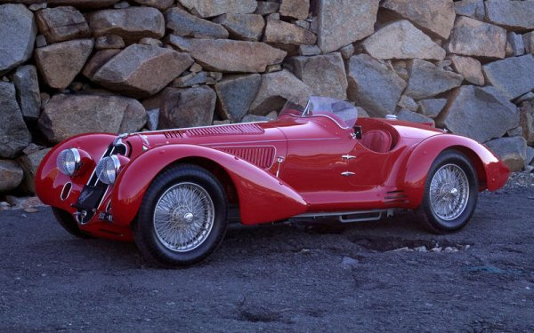 Заради екстравагантно дългия си капак тази кола може да бъде оприличена с локомотив. Малко автомобили могат да бъдат едновременно мощни, красиви и романтични, като моделите на Alfa Romeo са точно такива.
