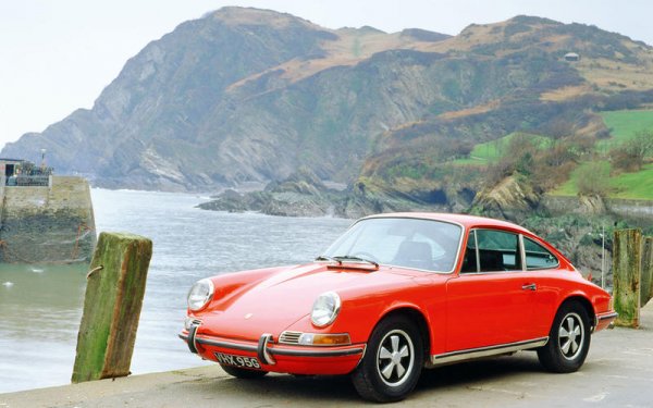 Определения като "красиво" и "мощно" прилягат и на това 911, създадено преди повече от 55 години. Това определено е автомобил, който трябва да подсказва с каква цел е създаден.
