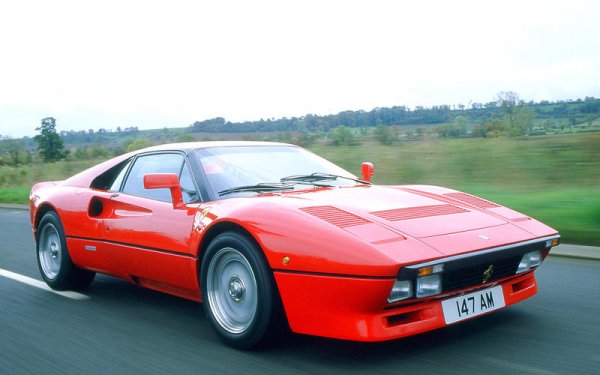 Това е най-красивият автомобил на италианската марка със средно разположение на двигателя. Неговите пропорции са по-съвършени от тези на 308, а намекът за мощност е по-впечатляващ от показаното при Dino.
