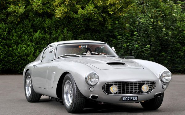 Всяка линия, всяка извивка и всеки детайл от този спортен автомобил с V12 двигател е подчинен на красотата. Това е най-забележителното Ferrari в историята.
