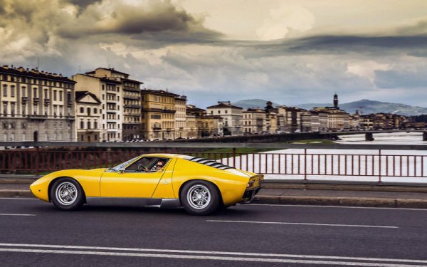 Всичко в тази кола подсказва нейната мощ. Суперкола, подчинена на аеродинамиката, която всъщност не е никак безопасна за управление, но това я прави още по-вълнуваща.
