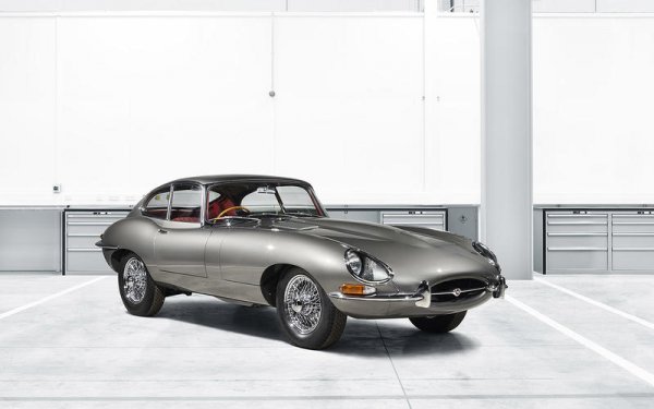 И победителят е...Jaguar E-Type. Този автомобил има всичко и най-вероятно заради това някои смятат дизайна му за претрупан. Не всичко е перфектно - предната част е прекалено дълга, ауспухът е прекалено видим, но никога не е имало по-красива кола от тази.
