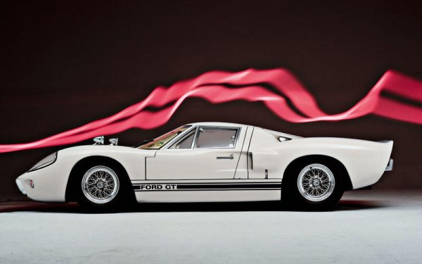 Бруталната красота на GT40 е на повече от 40 години, но времето по никакъв начин не и се отразява. С този автомобил Хенри Форд II отмъсти на Енцо Ферари, като спечели "24 часа на Льо Ман". А съвсем наскоро машината стана герой във филма с Мат Деймън и Крисчън Бейл, посветен на легендарното съперничество между двете марки.
