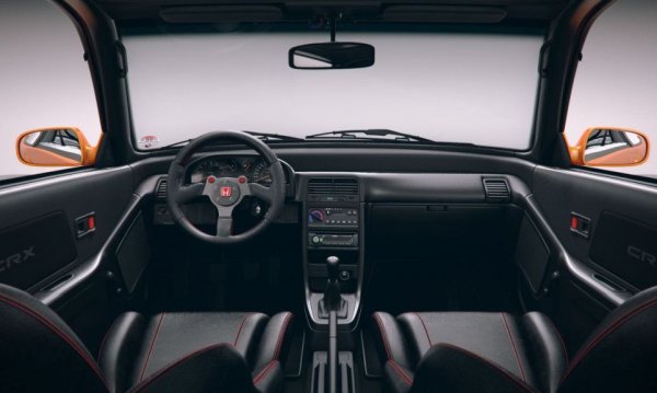 Дизайнът на CR-X VTEC също е напредничав за времето си - издълженият преден капак и отсечената задна част превръщат автомобила в любимец за тунинг компаниите в бъдеще. Максималният въртящ момент е 142 Нм, максималната скорост достига 222 км/ч, а ускорението от 0 до 100 км/ч се извършва за 7.2 секунди.
