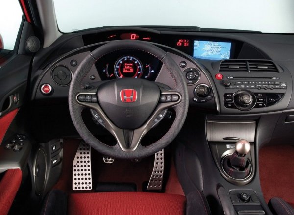 Моделът, който носи заводското обозначение FN2, има елегантна линия на покрива, триъгълни изпускателни тръби и смел интериор, изпълнен с дигитални дисплеи. Общото внушение е за космически кораб и за кратко колата е доста модерна, радвайки се на вниманието на личности в целия диапазон от Дженсън Бътън до Азис. 
