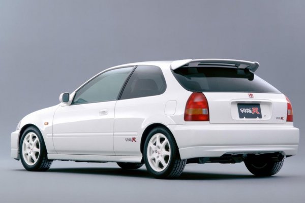 Разбира се, моторът е оборудван със системата за променливо газоразпределение VTEC, която впоследствие се превръща в легенда. Цялата продукция на двигателя (максимум 182 конски сили и 160 Нм въртящ момент), отива към предните колела с помощта на 5-скоростна кутия с къси предавки. 
