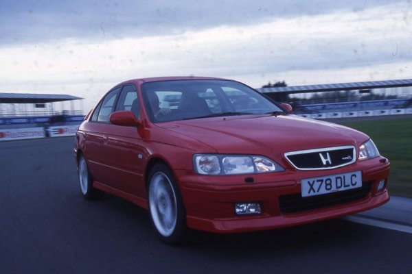 С изключение на гигантското задно крило, Honda Accord Type R е по-скоро вълк в овча кожа. Този автомобил не привлича нежелано внимание с крещяща стилистика, но за сметка на това е екипиран с предостатъчно мощност за седан с четири врати. 
