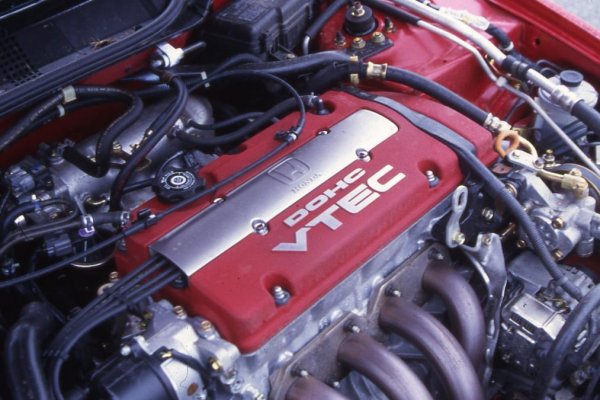 Имайки предвид относително скромните 210 к.с., автомобилът предлага впечатляващо ускорение от 0 до 100 км/ч за 6.9 секунди. Този Accord Type R е на практика японският отговор на BMW M3 - поне на американския пазар, защото в Европа никога не се е радвал на особени успехи. .
