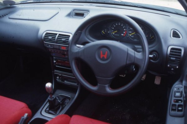 Външността на купето носи състезателния дух в себе си, а интериорът е семпъл и насочва вниманието единствено към първичните усещания зад волана. Оригиналният DC2 вариант на Integra Type R тежи едва 1060 кг и разчита на 1.8-литров VTEC двигател с 200 к.с. Той е достатъчен, за да ускори колата до 100 км/ч за 6.2 секунди, но в този случай не това е най-важното.