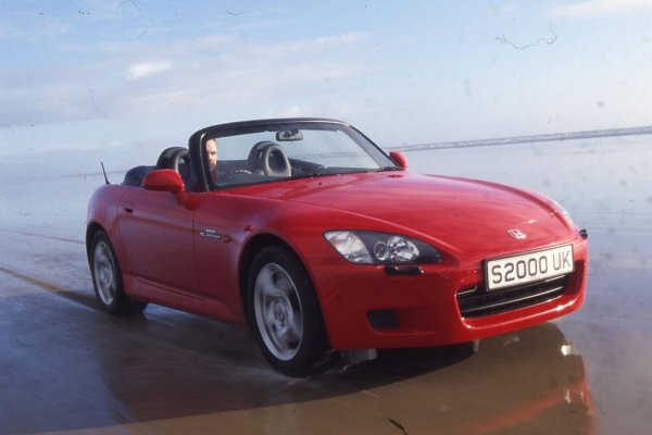 Високооборотният роудстър Honda S2000 бързо се налага на пазара и не е трудно да се разбере защо. Моделът представлява двуместно спортно кабрио, имащо за цел да се конкурира с Porsche Boxster. Дизайнът е на японеца Дайсуке Саваи, но е създаден при непрекъснати консултации с италианското ателие Pininfarina. 
