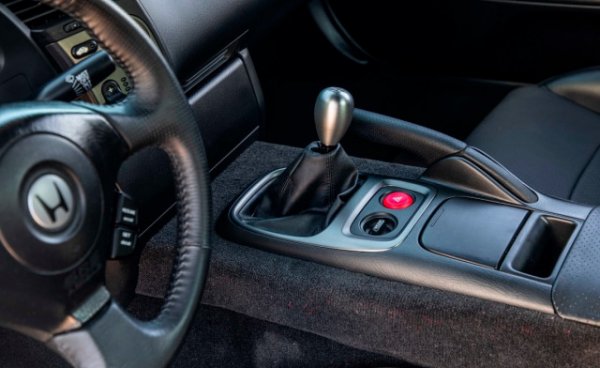 Подобно на NSX и Civic Type R, акцентът в тази кола пада върху високооборотния 2.0-литров VTEC двигател, развиващ в този случай 240 конски сили. Червената зона на оборотомера е чак на 9000 об/мин, което означава само едно - фантастичен пищящ звук.
