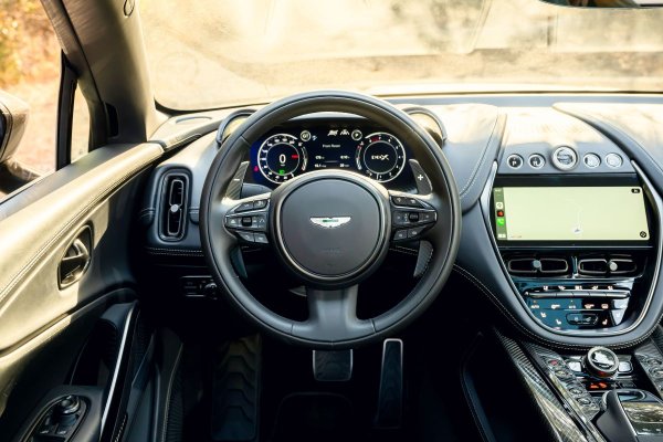 Дори в стандартна форма, луксозният кросоувър предлага забележителни динамични характеристики, но през 2022 г. компанията представи още по-ориентирана към производителността версия, наречена DBX 707.

В допълнение към няколко уникални естетически подобрения, 707 получи и подобрена версия на 4,0-литровия V8, чиято мощност беше увеличена до 707 к.с. Кросоувърът може да ускори до 100 км/ч от място за 3,1 секунди.
