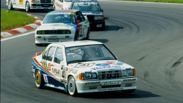 Феновете на 190E знаят, че 2.3-16 е разработен за участие в ралита, за да заеме мястото на SLC,който, колкото и добра машина да е бил, е изглеждал малко или много нелепо по отсечките. Но тогава пък Audi пуска Quattro и новата машина разплаква всички, благодарение на двата си задвижващи моста.

Mercedes напуска моторните спортове с яд, но инженерите, работещи по 2.3-16 знаят какво са сътворили и започнали да подкрепят частни отбори в шампионата DTM. И там машината била доста успешна. Но не толкова, колкото 2,3-литровия 4-цилиндров мотор на BMW, съчетан с "обърната" 5-степенна трансмисия. Някои се чудят откъде на баварците им хрумва подобна идея, а други открито ги обвиняват в плагиатство.