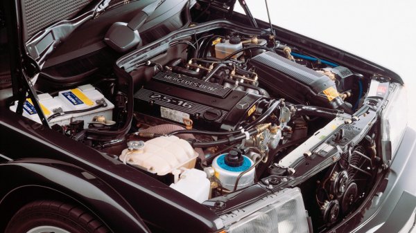 Когато от Mercedes решили да разработят спортната версия на 190Е, не се обърнали към AMG. Последните тогава били все още независима тунинг компания, а не подразделение на производителя.

Но от AMG не са си и мислили, че на британците ще им се размине току-така и за по-новия, 2,5-литров двигател предложили свой динамичен пакет. Естествено, с повишена мощност. Така, оборудваният с AMG Power Pack модел Evolution II, постигал максимална мощност от над 230 к.с.