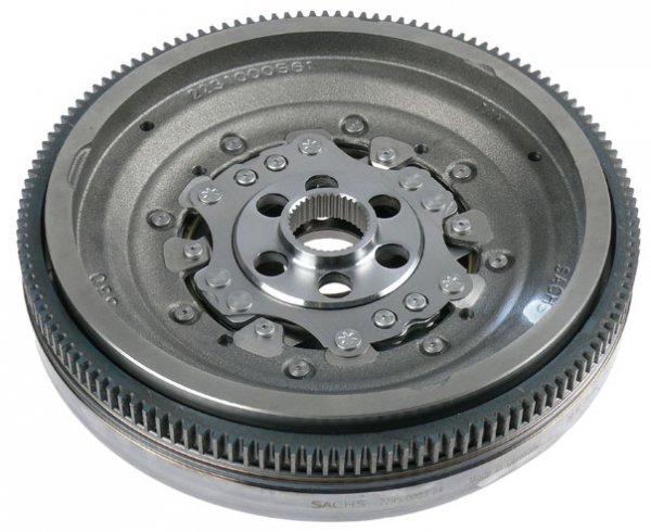 Когато работи, автомобилният двигател предизвиква вибрации. Те се пренасят към скоростната кутия, като предизвикват нейното износване. При някои скорости може да се появят резониращи вибрации с много голяма амплитуда, които са причина зъбците на зъбните колела да се удрят едни в други. Вибрациите водят до по-бързо износване на елементите на скоростната кутия, а освен това са и източник на шум. Работата на двигателя също предизвиква вибрации в купето. Шумът и вибрациите са резултат от неравномерното разпределение на масите, намиращи се във въртеливо движение.

Двумасовият маховик с помощта на пружини и заглушители успешно поглъща торсионните вибрации, генерирани от двигателя. Благодарение на това предпазва скоростната кутия и елементите на силовия тракт от повреда и удължава периода на тяхната експлоатация. Освен това осигурява комфортни условия на шофиране, като неутрализира вибрациите в купето и шума. Използването на двумасов маховик улеснява също така смяната на скоростите.