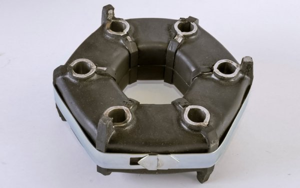 Това е пълноценен шарнир, който осигурява работа на валовете в трансмисията при малки ъгли на пресичане. Той е гумен и затова много ефективно намалява усукващите вибрации в скоростната кутия. Този детайли се използва от доста време, като се поставя между трансмисията и кардановия вал.