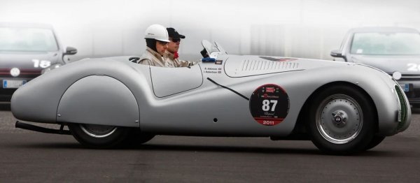 Това е не просто първият класически модел на BMW, а действителната кола, която в ръцете на Хушке фон Ханщайн и Валтер Баумер спечели митичното рали Mille Miglia. Автомобилът е реставриран с изключително внимание и Аткинсън много внимава да не му причини същото като на макларъна и астън мартина си. 
