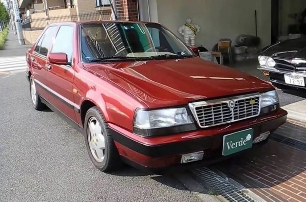 Италианската представа за луксозна лимузина - безукорно удобна и стилна, макар и не смайващо надеждна. Версията на Аткинсън е с двигател на Ferrari под капака - същия V8 с 32 клапана, който се монтира и във Ferrari 328. 
