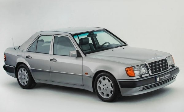 Пословично срамежливият Аткинсън не обича много да привлича погледите с McLaren или Aston. Затова в ежедневието той ползва по-скромни на вид, но не и по-бавни автомобили. Такъв е неговият 500E - на вид обикновен седан, под чийто капак обаче има петлитров V8. С него този W124 прави 0 до 100 км/ч за едва пет и половина секунди. Аткинсън продаде своя Mercedes през 1994, но толкова го харесваше, че после го издири и през 2017 го откупи обратно. 
