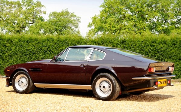 Първата "истинска" кола на Роуън. Боядисана в любимия му виненочервен цвят, тази машина е вдъхновена от американските muscle cars и разполага с 5.3-литров мотор. Аткинсън си я купи през 1984 с първите си по-тлъсти хонорари от телевизията, и я притежава и до ден-днешен. 
