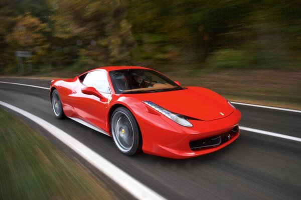 Ferrari знаеше, че ще се появи и нов McLaren – конкурент със средно разположен V8 двигател и карбонова каросерия, произведен от най-големия и добре финансиран съперник на Maranello.

Когато се появи, 458 даде усещането, че е преместил играта с поколение и половина напред. Това беше кола, с която MP4-12C не можеше да се съревновава, и зададе тон, който конкурентите се опитват да настигнат оттогава.
