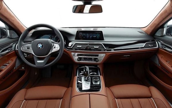 И тук задвижването започваше от 6-цилиндрови агрегати, минаваше през един изцяло нов бензинов V8 и завършваше с митичния V12 на версията M 760i - последния подобен агрегат, който ще видим в BMW, уви. Хибридната версия 745е също се радваше на добро търсене. 
