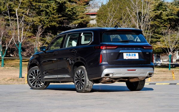 Дължината на модела е почти 5 метра (4970 мм), а колесната база е почти 3 м. За задвижването се грижи гама от два бензинови турбодвигателя, които не звучат чак толкова внушително: базовият е 1,6-литров с мощност 197 конски сили, а по-големият е двулитров с 254 "коня". При по-компактният агрегат задвижването е изключително на предния мост, докато при по-сериозния се предлага и 4х4.