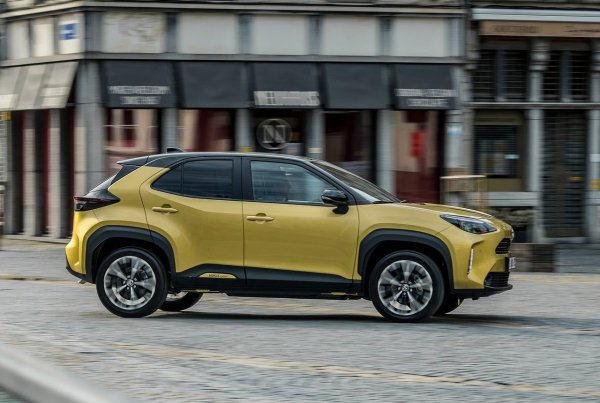 Yaris Cross може да консумира повече гориво, отколкото някои очакват от малък хибрид. Обикновено става въпрос за стил на шофиране, товар и гуми, но и на факта, че имаме по-високо купе и по-голямо въздушно съпротивление, отколкото при обикновен Yaris. Въпреки това, разходът на гориво на автомобила в града на ниво 4.5-5 л/100 км не е необичайно, само при магистрални скорости той се увеличава до 7.5-8 л/100 км.