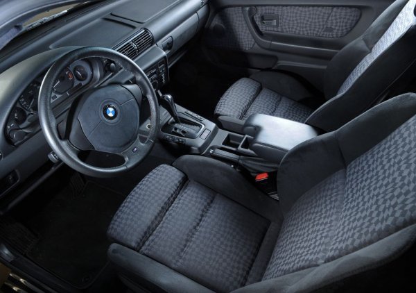 Защо този автомобил е толкова важен? Мнозина смятат, че той дава началото на комактните модели от премиум-сегмента, включително семейството BMW 1-Series. Факт е, че той изглежда изглежда различно от всичките си съперници, но в BMW така и не рискуват да нахлуят в територията на VW Golf и просто създават нов сегмент, който успешно се развива и в наши дни.
