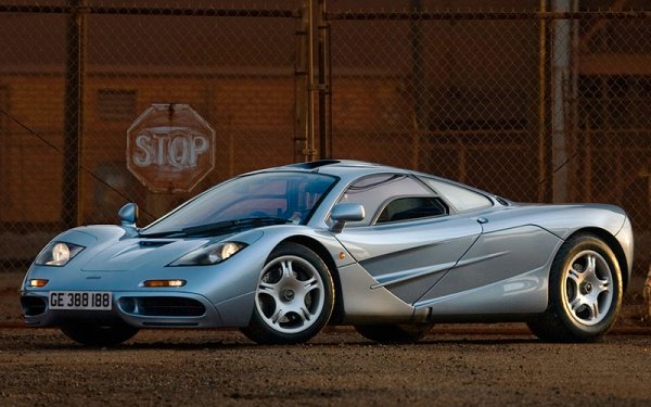 Този автомобил не се нуждае от представяне. F1 идва във време, когато най-бързите коли едва развиват 320 км/ч. Първият „пътен” McLaren лесно преминава тази граница и достига 391 км/ч, с което шокира света. Факт е, че това далеч не е първата суперкола в света. Спокойно обаче може да бъде наречена първата хиперкола.
