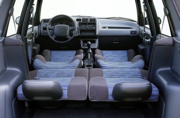 Toyota RAV4 предлага добър обзор на пътя, голяма свободно пространство, система за задвижване на четирите колела и сравнително висок просвет, което го превръща в напълно приличен офроудър. Факт е, че този модел не само става много популярен, но и успява да създаде огромна пазара ниша, от която се възползват почти всички производители.
