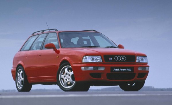 Това е първото RS от Audi, а също така е и първото спортно комби, което дава импулс на много интересна категория автомобили. В нея сега влизат Audi RS6 и  Mercedes E63 AMG S-Model Wagon, например, но в началото на 90-те години за такива автомобили не мисли никой.
Всъщност RS2 изглежда като „sleeper” – привидно невзрачен, но много бърз автомобил. Той се ражда от сътрудничеството между Audi и Porsche, като се произвежда именно в завода на марката спортни коли. Неслучайно външните огледала и джантите са заети от Porsche 964 TurboS2.
