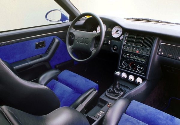 Задвижването става с помощта на 5-цилиндров бензинов мотор с 315 к.с., което не е кой знае колко впечатляващо, тъй като в наши дни има дори масови модели с хечбек конструкция, развиващи подобна мощност. За времето си обаче това е отличен показател, още повече че системата за задвижване на четирите колела е настроена за постигане на висока скорост, а не за безопасността на возещите се в автомобила.
