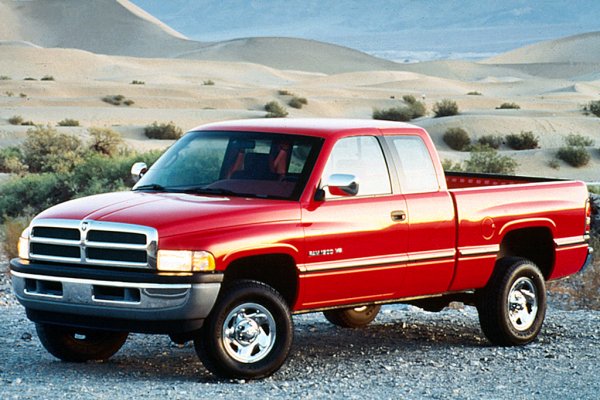 Какво търси един американкски пикап в този списък? Идеята е, че Dodge Ram от 1994 напълно разрушава шаблона в сегмента, който носи най-големи приходи на американския пазар &ndash; този на обикновените пикапи. Ефектът от неговата поява е подобен на атомна бомба.
