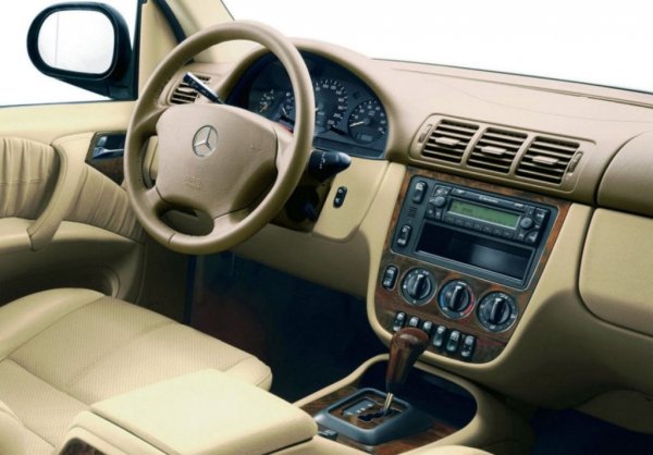 В крайна сметка обаче Пиех разваля сделката, тъй като Mercedes пуска на пазара модела A-Class, който трябва да открадне част от пазара на VW Golf. Конфликтът довежда до скъсване на отношенията между двата производителя. А Пиех се опитва да си отмъсти с пускането на VW Phaeton, но това е друга история.
Що се касае до Mercedes ML &ndash; той изглежда модерно, но използва стари технически решения като рамна конструкция и двустепенна раздатъчна трансмисия. Нещо, което никой вече не произвежда. Проблем се оказва и надеждността на модела, която е далеч от тази на останалите автомобили на марката. Въпреки това, този всъдеход играе огромна роля за формирането на сегашния пазар на кросоувърите.
