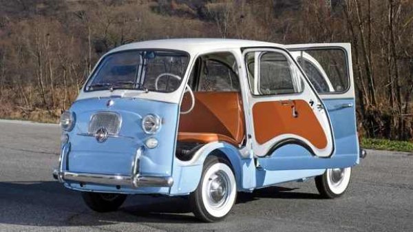 Докато името Multipla лесно се свързва с минивана на Fiat от 90-те години на миналия век, известен с доста отличителния си външен вид, оригиналът е 600 Multipla от 60-те години на миналия век. Изобретението на минивана често се приписва на Chrysler Voyager от 1983 г. и Renault Espace от 1984 г., но формулата вече съществува във Fiat през 1956 г. Еднокорпусен дизайн, способен да транспортира семейство от шест души с дължина малко над 3,5 метра - неговите наследници не са изобретили нищо ново тридесет години по-късно!

По това време само VW Transporter, вече с подобна концепция, е имал подобен дизайн. Като цивилизовано превозно средство за многократна употреба, той едва ли се смята за миниван, докато в Италия Multipla е замислен като семеен автомобил от самото начало, преди да бъде адаптиран за професионална употреба.

