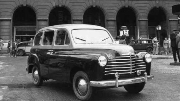 Въпреки че днес гамата на Renault се състои от множество SUV-ове, марката по същество полага основите на този сегмент още през 50-те години на миналия век. По това време компанията, известна като R&eacute;gie (марката, която по това време е национализирана), произвежда Prairie. Това голямо, семпло и здраво комби превозва до седем пътници в необичайна конфигурация: два реда от по три седалки и сгъваема седалка в багажника. Това е единствената му отличителна черта.

Представена през 1950 г., гамата ѝ бързо се разширява с Colorale, име, произлизащо от съкращението на Colonial и Rural &ndash; доста впечатляващо&hellip; Тя включва ван, пикап, камион с платформа, шаси с кабина и може да бъде оборудвана със задвижване на четирите колела във всички версии, включително стандартното комби. Повдигнато комби, способно да се справя с неравен терен, докато превозва цялото семейство и багажа им &ndash; това е, което бихте очаквали от един SUV.
